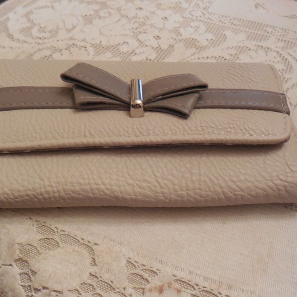 Jessica Simpson Bow Wallet - Picture 1 of 3